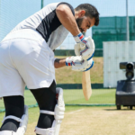 हाल के वर्षों में स्पोर्ट्स का साइंस काफी बढ़ गया है। स्पोर्ट्स से जुड़े ऑर्गनाइज़ेशन ने भी साइंटिफिक रिसर्च में अधिक से अधिक इन्वेस्ट शुरू कर दिया है। आज कई खिलाड़ी फिटनेस और एंड्योरेंस वाले हैं। ये साइंटिफिक रिसर्च सिर्फ़ फिटनेस और एंड्योरेंस तक सीमित नहीं हैं। गेम के दूसरे पहलुओं तक भी बहुत कुछ हैं, जैसे- कपड़े, खिलाड़ियों की डाइट। कम्प्रेशन क्लोथिंग आपकी परफॉर्मेंस को बेहतर बनाने के सबसे अच्छे तरीकों में से एक है, वह भी बिना किसी एक्स्ट्रा मेहनत या ट्रेनिंग के। आपने विराट कोहली को प्रैक्टिस सीज़न में शॉर्ट्स के नीचे एक काला कपड़ा पहने देखा होगा। इसे टाइट्स कहते हैं, जो एक तरह का कम्प्रेशन क्लोथिंग है। क्या है कम्प्रेशन क्लोथिंग? कम्प्रेशन क्लोथिंग स्किन पर टाइट फिट होते हैं। आजकल, कम्प्रेशन क्लोथिंग एक ऐसा शब्द बन गया है, जिसका इस्तेमाल सुपर टाइट, सुपर रिवीलिंग और मज़ेदार रंगीन कपड़ों के लिए किया जाता है। हालांकि, असली कम्प्रेशन वियर के मकसद और फायदे भी होते हैं। सही कम्प्रेशन क्लोथिंग सिर्फ कुछ टाइट कपड़े नहीं होते। इसमें पसीना कम करने और शरीर को गर्म रखने के लिए विकिंग प्रॉपर्टी होती है। इसमें ब्लड फ्लो को आसान बनाने के लिए एकदम सही टाइटनेस होती है। इससे भी ज़रूरी बात ये है कि इसमें मूवमेंट करना आसान होता है। हर कपड़े का कम्प्रेशन पावर अलग कम्प्रेशन क्लोथिंग के पीछे की टेक्नोलॉजी को कई तरह के कपड़ों पर इस्तेमाल किया जा सकता है। इनमें मोज़े, शॉर्ट्स, टाइट्स, आर्म स्लीव्स, टॉप्स और भी बहुत कुछ शामिल हैं। हालांकि, एक कपड़े में कम्प्रेशन पावर का स्तर हर कपड़े में एक जैसा नहीं होता है। ये मटीरियल, साइज़, कपड़े की बनावट, साथ ही किसी व्यक्ति के आकार और साइज़ जैसे कई फैक्टर्स पर निर्भर करते हैं। पॉपुलर हुए कम्प्रेशन कपड़े कम्प्रेशन कपड़े काफी पॉपुलर हो गए हैं। माना जाता है कि ये क्रिकेटरों और बैडमिंटन खिलाड़ियों की परफॉर्मेंस को बेहतर बनाते हैं और रिकवरी टाइम को कम करते हैं। कम्प्रेशन कपड़ों का इस्तेमाल सिर्फ़ क्रिकेट या बैडमिंटन तक ही सीमित नहीं है। इसका इस्तेमाल लगभग हर खेल में होता है। कैसे काम करते हैं कम्प्रेशन कपड़े? कम्प्रेशन कपड़े शरीर को कम्प्रेशन देने के लिए डिज़ाइन किए जाते हैं। इससे शरीर के आखिरी हिस्से की ओर ब्लड फ्लो और प्रेशर बढ़ता है। इसे ग्रेजुएटेड कम्प्रेशन भी कहा जाता है। कई स्टडीज़ में दावा किया गया है कि कम्प्रेशन कपड़े पहनने से काम कर रही मसल्स में ऑक्सीजन का लेवल बढ़ता है। साथ ही, ये ब्लड लैक्टेट लेवल को कम करता है, जो सभी बेहतर परफॉर्मेंस को बढ़ावा देते हैं। दूसरे शब्दों में कहा जाये तो कम्प्रेशन कपड़े एक्सरसाइज़ करने वाली मसल्स तक ब्लड की डिलीवरी और हार्ट में ब्लड की वापसी को बेहतर बनाते हैं, जिससे बेहतर परफॉर्मेंस में मदद मिलती है। पसीने से कैसे निपटें खिलाड़ी? टाइट कपड़ों का मतलब है अधिक पसीना। ऐसे में खेलना मुश्किल हो जाता है। आमतौर पर, कम्प्रेशन कपड़े विकिंग प्रॉपर्टी वाले मटीरियल से बने होते हैं, इसलिए कपड़ा कितना भी टाइट क्यों न हो, ये पसीने के जमाव को कम करेगा। विकिंग प्रॉपर्टी के अलावा, कम्प्रेशन कपड़ों के कई और फायदे होते हैं। कम्प्रेशन कपड़े पहनने के फायदे बेहतर परफॉर्मेंस स्टडीज़ से पता चला है कि कम्प्रेशन कपड़े खिलाड़ियों की परफॉर्मेंस पर अच्छा असर डाल सकते हैं। इसके पहनने से कम मेहनत का एहसास होता है। कूदने की क्षमता और पावर में सुधार होता है। मांसपेशियों में ऑक्सीजन का बेहतर फ्लो होता है। जिससे एथलेटिक परफॉर्मेंस बेहतर होती है। तेज़ रिकवरी खिलाड़ी की ओवरऑल परफॉर्मेंस को बेहतर बनाने के अलावा, कम्प्रेशन वियर रिकवरी को तेज़ करने में भी मदद करता है। साइंटिफिक रिपोर्ट्स से पता चला है कि एक्सरसाइज सेशन और मैचों के दौरान कम्प्रेशन कपड़े पहनने से जल्दी रिकवरी होती है। इसीलिए क्रिकेटर इसे अपनी रेगुलर ड्रेस के नीचे पहनते हैं। चोट से बचाव हम सभी जानते हैं कि इंटरनेशनल खिलाड़ियों को मैचों के दौरान चोट लगने का कितना खतरा होता है। खासकर ठंड के मौसम में। क्योंकि, उनके मूवमेंट बहुत तेज़ होते हैं। कम्प्रेशन कपड़े शरीर के टेम्परेचर को रेगुलेट करने में बहुत अच्छे होते हैं, जिससे टेंडन, लिगामेंट में खिंचाव और मांसपेशियों के खतरे को कम करने में मदद मिलती है। इसके अलावा, ये मांसपेशियों के वाइब्रेशन को भी कम करता है, जिससे मसल ग्रुप स्टेबल होता है और प्रोप्रियोसेप्शन बेहतर होता है। मांसपेशियों का दर्द कम होना कम्प्रेशन वियर मांसपेशियों के दर्द को कम कर सकता है, जो थका देने वाले मैच के बाद खिलाड़ियों के लिए एक आम बात है। कम्प्रेशन वियर मांसपेशियों के वाइब्रेशन को कम करता है। इसलिए, इसे पहनने वाले खिलाड़ियों को अगले दिन मांसपेशियों में दर्द होने की संभावना कम होती है। इसके अलावा, ये एक्स्ट्रा सपोर्ट और बेहतर ऑक्सीजन फ्लो देता है, जिससे गेम और प्रैक्टिस सेशन के दौरान मांसपेशियों में खिंचाव का खतरा कम हो जाता है। एक्स्ट्रा आराम कम्प्रेशन गारमेंट्स आरामदायक होते हैं, चाहे वे कितने भी टाइट हों। सुनने में भले ही अजीब लगे, लेकिन कम्प्रेशन टाइट्स, टॉप्स, शॉर्ट्स और सॉक्स, एक्स्ट्रा सपोर्ट देते हैं और शरीर में जकड़े होने का एहसास देते हैं। ये कपड़े एक्सरसाइज के दौरान और बाद में शरीर को आसानी से हिलने-डुलने देते हैं। आजकल प्रोफ़ेशनल खिलाड़ी जिम और प्रैक्टिस सेशन के दौरान इनका इस्तेमाल करते हैं। इसके अलावा, कम्प्रेशन वियर के एक्सरसाइज़ के बाद भी फ़ायदे होते हैं। इसलिए, अगर आपने इस कपड़े का इस्तेमाल नहीं किया है, तो अब इसे करने का सही समय है। आप बिना किसी शक के बेहतर परफ़ॉर्म कर पाएंगे।