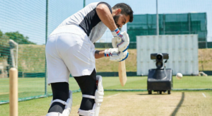 हाल के वर्षों में स्पोर्ट्स का साइंस काफी बढ़ गया है। स्पोर्ट्स से जुड़े ऑर्गनाइज़ेशन ने भी साइंटिफिक रिसर्च में अधिक से अधिक इन्वेस्ट शुरू कर दिया है। आज कई खिलाड़ी फिटनेस और एंड्योरेंस वाले हैं। ये साइंटिफिक रिसर्च सिर्फ़ फिटनेस और एंड्योरेंस तक सीमित नहीं हैं। गेम के दूसरे पहलुओं तक भी बहुत कुछ हैं, जैसे- कपड़े, खिलाड़ियों की डाइट। कम्प्रेशन क्लोथिंग आपकी परफॉर्मेंस को बेहतर बनाने के सबसे अच्छे तरीकों में से एक है, वह भी बिना किसी एक्स्ट्रा मेहनत या ट्रेनिंग के। आपने विराट कोहली को प्रैक्टिस सीज़न में शॉर्ट्स के नीचे एक काला कपड़ा पहने देखा होगा। इसे टाइट्स कहते हैं, जो एक तरह का कम्प्रेशन क्लोथिंग है। क्या है कम्प्रेशन क्लोथिंग? कम्प्रेशन क्लोथिंग स्किन पर टाइट फिट होते हैं। आजकल, कम्प्रेशन क्लोथिंग एक ऐसा शब्द बन गया है, जिसका इस्तेमाल सुपर टाइट, सुपर रिवीलिंग और मज़ेदार रंगीन कपड़ों के लिए किया जाता है। हालांकि, असली कम्प्रेशन वियर के मकसद और फायदे भी होते हैं। सही कम्प्रेशन क्लोथिंग सिर्फ कुछ टाइट कपड़े नहीं होते। इसमें पसीना कम करने और शरीर को गर्म रखने के लिए विकिंग प्रॉपर्टी होती है। इसमें ब्लड फ्लो को आसान बनाने के लिए एकदम सही टाइटनेस होती है। इससे भी ज़रूरी बात ये है कि इसमें मूवमेंट करना आसान होता है। हर कपड़े का कम्प्रेशन पावर अलग कम्प्रेशन क्लोथिंग के पीछे की टेक्नोलॉजी को कई तरह के कपड़ों पर इस्तेमाल किया जा सकता है। इनमें मोज़े, शॉर्ट्स, टाइट्स, आर्म स्लीव्स, टॉप्स और भी बहुत कुछ शामिल हैं। हालांकि, एक कपड़े में कम्प्रेशन पावर का स्तर हर कपड़े में एक जैसा नहीं होता है। ये मटीरियल, साइज़, कपड़े की बनावट, साथ ही किसी व्यक्ति के आकार और साइज़ जैसे कई फैक्टर्स पर निर्भर करते हैं। पॉपुलर हुए कम्प्रेशन कपड़े कम्प्रेशन कपड़े काफी पॉपुलर हो गए हैं। माना जाता है कि ये क्रिकेटरों और बैडमिंटन खिलाड़ियों की परफॉर्मेंस को बेहतर बनाते हैं और रिकवरी टाइम को कम करते हैं। कम्प्रेशन कपड़ों का इस्तेमाल सिर्फ़ क्रिकेट या बैडमिंटन तक ही सीमित नहीं है। इसका इस्तेमाल लगभग हर खेल में होता है। कैसे काम करते हैं कम्प्रेशन कपड़े? कम्प्रेशन कपड़े शरीर को कम्प्रेशन देने के लिए डिज़ाइन किए जाते हैं। इससे शरीर के आखिरी हिस्से की ओर ब्लड फ्लो और प्रेशर बढ़ता है। इसे ग्रेजुएटेड कम्प्रेशन भी कहा जाता है। कई स्टडीज़ में दावा किया गया है कि कम्प्रेशन कपड़े पहनने से काम कर रही मसल्स में ऑक्सीजन का लेवल बढ़ता है। साथ ही, ये ब्लड लैक्टेट लेवल को कम करता है, जो सभी बेहतर परफॉर्मेंस को बढ़ावा देते हैं। दूसरे शब्दों में कहा जाये तो कम्प्रेशन कपड़े एक्सरसाइज़ करने वाली मसल्स तक ब्लड की डिलीवरी और हार्ट में ब्लड की वापसी को बेहतर बनाते हैं, जिससे बेहतर परफॉर्मेंस में मदद मिलती है। पसीने से कैसे निपटें खिलाड़ी? टाइट कपड़ों का मतलब है अधिक पसीना। ऐसे में खेलना मुश्किल हो जाता है। आमतौर पर, कम्प्रेशन कपड़े विकिंग प्रॉपर्टी वाले मटीरियल से बने होते हैं, इसलिए कपड़ा कितना भी टाइट क्यों न हो, ये पसीने के जमाव को कम करेगा। विकिंग प्रॉपर्टी के अलावा, कम्प्रेशन कपड़ों के कई और फायदे होते हैं। कम्प्रेशन कपड़े पहनने के फायदे बेहतर परफॉर्मेंस स्टडीज़ से पता चला है कि कम्प्रेशन कपड़े खिलाड़ियों की परफॉर्मेंस पर अच्छा असर डाल सकते हैं। इसके पहनने से कम मेहनत का एहसास होता है। कूदने की क्षमता और पावर में सुधार होता है। मांसपेशियों में ऑक्सीजन का बेहतर फ्लो होता है। जिससे एथलेटिक परफॉर्मेंस बेहतर होती है। तेज़ रिकवरी खिलाड़ी की ओवरऑल परफॉर्मेंस को बेहतर बनाने के अलावा, कम्प्रेशन वियर रिकवरी को तेज़ करने में भी मदद करता है। साइंटिफिक रिपोर्ट्स से पता चला है कि एक्सरसाइज सेशन और मैचों के दौरान कम्प्रेशन कपड़े पहनने से जल्दी रिकवरी होती है। इसीलिए क्रिकेटर इसे अपनी रेगुलर ड्रेस के नीचे पहनते हैं। चोट से बचाव हम सभी जानते हैं कि इंटरनेशनल खिलाड़ियों को मैचों के दौरान चोट लगने का कितना खतरा होता है। खासकर ठंड के मौसम में। क्योंकि, उनके मूवमेंट बहुत तेज़ होते हैं। कम्प्रेशन कपड़े शरीर के टेम्परेचर को रेगुलेट करने में बहुत अच्छे होते हैं, जिससे टेंडन, लिगामेंट में खिंचाव और मांसपेशियों के खतरे को कम करने में मदद मिलती है। इसके अलावा, ये मांसपेशियों के वाइब्रेशन को भी कम करता है, जिससे मसल ग्रुप स्टेबल होता है और प्रोप्रियोसेप्शन बेहतर होता है। मांसपेशियों का दर्द कम होना कम्प्रेशन वियर मांसपेशियों के दर्द को कम कर सकता है, जो थका देने वाले मैच के बाद खिलाड़ियों के लिए एक आम बात है। कम्प्रेशन वियर मांसपेशियों के वाइब्रेशन को कम करता है। इसलिए, इसे पहनने वाले खिलाड़ियों को अगले दिन मांसपेशियों में दर्द होने की संभावना कम होती है। इसके अलावा, ये एक्स्ट्रा सपोर्ट और बेहतर ऑक्सीजन फ्लो देता है, जिससे गेम और प्रैक्टिस सेशन के दौरान मांसपेशियों में खिंचाव का खतरा कम हो जाता है। एक्स्ट्रा आराम कम्प्रेशन गारमेंट्स आरामदायक होते हैं, चाहे वे कितने भी टाइट हों। सुनने में भले ही अजीब लगे, लेकिन कम्प्रेशन टाइट्स, टॉप्स, शॉर्ट्स और सॉक्स, एक्स्ट्रा सपोर्ट देते हैं और शरीर में जकड़े होने का एहसास देते हैं। ये कपड़े एक्सरसाइज के दौरान और बाद में शरीर को आसानी से हिलने-डुलने देते हैं। आजकल प्रोफ़ेशनल खिलाड़ी जिम और प्रैक्टिस सेशन के दौरान इनका इस्तेमाल करते हैं। इसके अलावा, कम्प्रेशन वियर के एक्सरसाइज़ के बाद भी फ़ायदे होते हैं। इसलिए, अगर आपने इस कपड़े का इस्तेमाल नहीं किया है, तो अब इसे करने का सही समय है। आप बिना किसी शक के बेहतर परफ़ॉर्म कर पाएंगे।