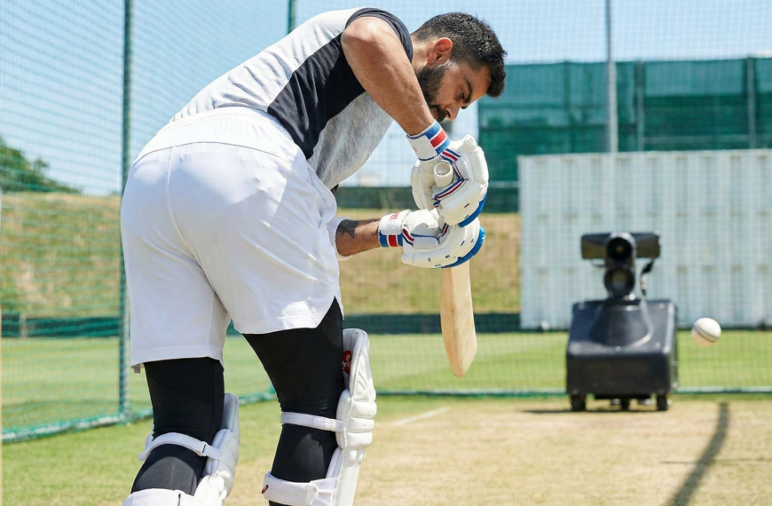 हाल के वर्षों में स्पोर्ट्स का साइंस काफी बढ़ गया है। स्पोर्ट्स से जुड़े ऑर्गनाइज़ेशन ने भी साइंटिफिक रिसर्च में अधिक से अधिक इन्वेस्ट शुरू कर दिया है। आज कई खिलाड़ी फिटनेस और एंड्योरेंस वाले हैं। ये साइंटिफिक रिसर्च सिर्फ़ फिटनेस और एंड्योरेंस तक सीमित नहीं हैं। गेम के दूसरे पहलुओं तक भी बहुत कुछ हैं, जैसे- कपड़े, खिलाड़ियों की डाइट। कम्प्रेशन क्लोथिंग आपकी परफॉर्मेंस को बेहतर बनाने के सबसे अच्छे तरीकों में से एक है, वह भी बिना किसी एक्स्ट्रा मेहनत या ट्रेनिंग के। आपने विराट कोहली को प्रैक्टिस सीज़न में शॉर्ट्स के नीचे एक काला कपड़ा पहने देखा होगा। इसे टाइट्स कहते हैं, जो एक तरह का कम्प्रेशन क्लोथिंग है। क्या है कम्प्रेशन क्लोथिंग? कम्प्रेशन क्लोथिंग स्किन पर टाइट फिट होते हैं। आजकल, कम्प्रेशन क्लोथिंग एक ऐसा शब्द बन गया है, जिसका इस्तेमाल सुपर टाइट, सुपर रिवीलिंग और मज़ेदार रंगीन कपड़ों के लिए किया जाता है। हालांकि, असली कम्प्रेशन वियर के मकसद और फायदे भी होते हैं। सही कम्प्रेशन क्लोथिंग सिर्फ कुछ टाइट कपड़े नहीं होते। इसमें पसीना कम करने और शरीर को गर्म रखने के लिए विकिंग प्रॉपर्टी होती है। इसमें ब्लड फ्लो को आसान बनाने के लिए एकदम सही टाइटनेस होती है। इससे भी ज़रूरी बात ये है कि इसमें मूवमेंट करना आसान होता है। हर कपड़े का कम्प्रेशन पावर अलग कम्प्रेशन क्लोथिंग के पीछे की टेक्नोलॉजी को कई तरह के कपड़ों पर इस्तेमाल किया जा सकता है। इनमें मोज़े, शॉर्ट्स, टाइट्स, आर्म स्लीव्स, टॉप्स और भी बहुत कुछ शामिल हैं। हालांकि, एक कपड़े में कम्प्रेशन पावर का स्तर हर कपड़े में एक जैसा नहीं होता है। ये मटीरियल, साइज़, कपड़े की बनावट, साथ ही किसी व्यक्ति के आकार और साइज़ जैसे कई फैक्टर्स पर निर्भर करते हैं। पॉपुलर हुए कम्प्रेशन कपड़े कम्प्रेशन कपड़े काफी पॉपुलर हो गए हैं। माना जाता है कि ये क्रिकेटरों और बैडमिंटन खिलाड़ियों की परफॉर्मेंस को बेहतर बनाते हैं और रिकवरी टाइम को कम करते हैं। कम्प्रेशन कपड़ों का इस्तेमाल सिर्फ़ क्रिकेट या बैडमिंटन तक ही सीमित नहीं है। इसका इस्तेमाल लगभग हर खेल में होता है। कैसे काम करते हैं कम्प्रेशन कपड़े? कम्प्रेशन कपड़े शरीर को कम्प्रेशन देने के लिए डिज़ाइन किए जाते हैं। इससे शरीर के आखिरी हिस्से की ओर ब्लड फ्लो और प्रेशर बढ़ता है। इसे ग्रेजुएटेड कम्प्रेशन भी कहा जाता है। कई स्टडीज़ में दावा किया गया है कि कम्प्रेशन कपड़े पहनने से काम कर रही मसल्स में ऑक्सीजन का लेवल बढ़ता है। साथ ही, ये ब्लड लैक्टेट लेवल को कम करता है, जो सभी बेहतर परफॉर्मेंस को बढ़ावा देते हैं। दूसरे शब्दों में कहा जाये तो कम्प्रेशन कपड़े एक्सरसाइज़ करने वाली मसल्स तक ब्लड की डिलीवरी और हार्ट में ब्लड की वापसी को बेहतर बनाते हैं, जिससे बेहतर परफॉर्मेंस में मदद मिलती है। पसीने से कैसे निपटें खिलाड़ी? टाइट कपड़ों का मतलब है अधिक पसीना। ऐसे में खेलना मुश्किल हो जाता है। आमतौर पर, कम्प्रेशन कपड़े विकिंग प्रॉपर्टी वाले मटीरियल से बने होते हैं, इसलिए कपड़ा कितना भी टाइट क्यों न हो, ये पसीने के जमाव को कम करेगा। विकिंग प्रॉपर्टी के अलावा, कम्प्रेशन कपड़ों के कई और फायदे होते हैं। कम्प्रेशन कपड़े पहनने के फायदे बेहतर परफॉर्मेंस स्टडीज़ से पता चला है कि कम्प्रेशन कपड़े खिलाड़ियों की परफॉर्मेंस पर अच्छा असर डाल सकते हैं। इसके पहनने से कम मेहनत का एहसास होता है। कूदने की क्षमता और पावर में सुधार होता है। मांसपेशियों में ऑक्सीजन का बेहतर फ्लो होता है। जिससे एथलेटिक परफॉर्मेंस बेहतर होती है। तेज़ रिकवरी खिलाड़ी की ओवरऑल परफॉर्मेंस को बेहतर बनाने के अलावा, कम्प्रेशन वियर रिकवरी को तेज़ करने में भी मदद करता है। साइंटिफिक रिपोर्ट्स से पता चला है कि एक्सरसाइज सेशन और मैचों के दौरान कम्प्रेशन कपड़े पहनने से जल्दी रिकवरी होती है। इसीलिए क्रिकेटर इसे अपनी रेगुलर ड्रेस के नीचे पहनते हैं। चोट से बचाव हम सभी जानते हैं कि इंटरनेशनल खिलाड़ियों को मैचों के दौरान चोट लगने का कितना खतरा होता है। खासकर ठंड के मौसम में। क्योंकि, उनके मूवमेंट बहुत तेज़ होते हैं। कम्प्रेशन कपड़े शरीर के टेम्परेचर को रेगुलेट करने में बहुत अच्छे होते हैं, जिससे टेंडन, लिगामेंट में खिंचाव और मांसपेशियों के खतरे को कम करने में मदद मिलती है। इसके अलावा, ये मांसपेशियों के वाइब्रेशन को भी कम करता है, जिससे मसल ग्रुप स्टेबल होता है और प्रोप्रियोसेप्शन बेहतर होता है। मांसपेशियों का दर्द कम होना कम्प्रेशन वियर मांसपेशियों के दर्द को कम कर सकता है, जो थका देने वाले मैच के बाद खिलाड़ियों के लिए एक आम बात है। कम्प्रेशन वियर मांसपेशियों के वाइब्रेशन को कम करता है। इसलिए, इसे पहनने वाले खिलाड़ियों को अगले दिन मांसपेशियों में दर्द होने की संभावना कम होती है। इसके अलावा, ये एक्स्ट्रा सपोर्ट और बेहतर ऑक्सीजन फ्लो देता है, जिससे गेम और प्रैक्टिस सेशन के दौरान मांसपेशियों में खिंचाव का खतरा कम हो जाता है। एक्स्ट्रा आराम कम्प्रेशन गारमेंट्स आरामदायक होते हैं, चाहे वे कितने भी टाइट हों। सुनने में भले ही अजीब लगे, लेकिन कम्प्रेशन टाइट्स, टॉप्स, शॉर्ट्स और सॉक्स, एक्स्ट्रा सपोर्ट देते हैं और शरीर में जकड़े होने का एहसास देते हैं। ये कपड़े एक्सरसाइज के दौरान और बाद में शरीर को आसानी से हिलने-डुलने देते हैं। आजकल प्रोफ़ेशनल खिलाड़ी जिम और प्रैक्टिस सेशन के दौरान इनका इस्तेमाल करते हैं। इसके अलावा, कम्प्रेशन वियर के एक्सरसाइज़ के बाद भी फ़ायदे होते हैं। इसलिए, अगर आपने इस कपड़े का इस्तेमाल नहीं किया है, तो अब इसे करने का सही समय है। आप बिना किसी शक के बेहतर परफ़ॉर्म कर पाएंगे।