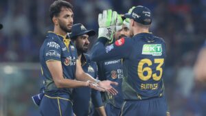 आईपीएल 2026 के मैच में गुजरात टाइटन्स और दिल्ली कैपिटल्स के खिलाड़ी।