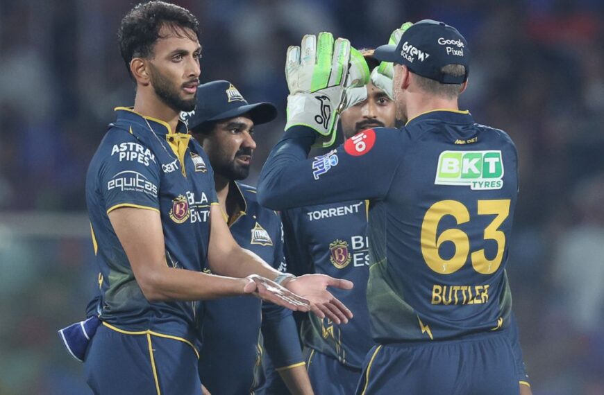 आईपीएल 2026 के मैच में गुजरात टाइटन्स और दिल्ली कैपिटल्स के खिलाड़ी।