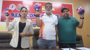 यूपी प्रो हैंडबॉल लीग की प्रेस कॉन्फ्रेंस में शामिल ब्रांड एंबेसडर सबिता कलवार और लीग के अधिकारी।