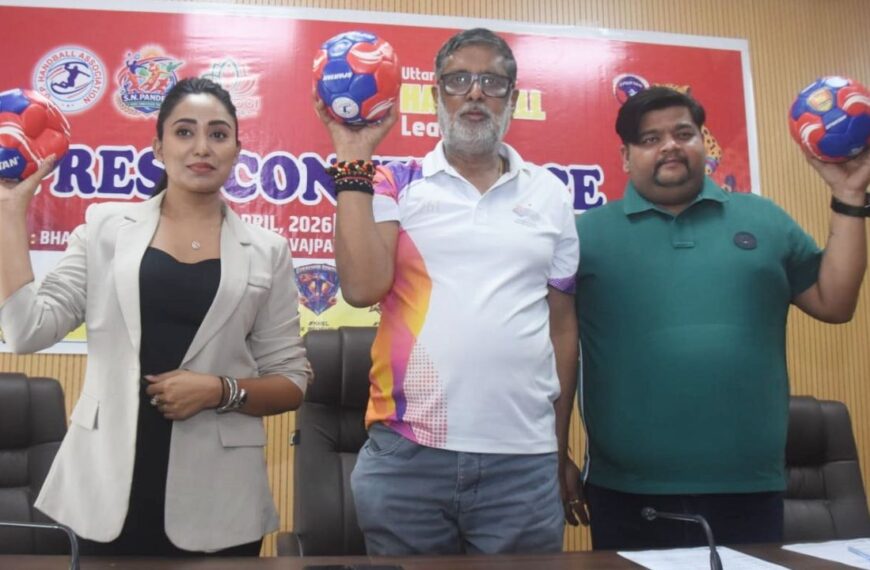 यूपी प्रो हैंडबॉल लीग की प्रेस कॉन्फ्रेंस में शामिल ब्रांड एंबेसडर सबिता कलवार और लीग के अधिकारी।