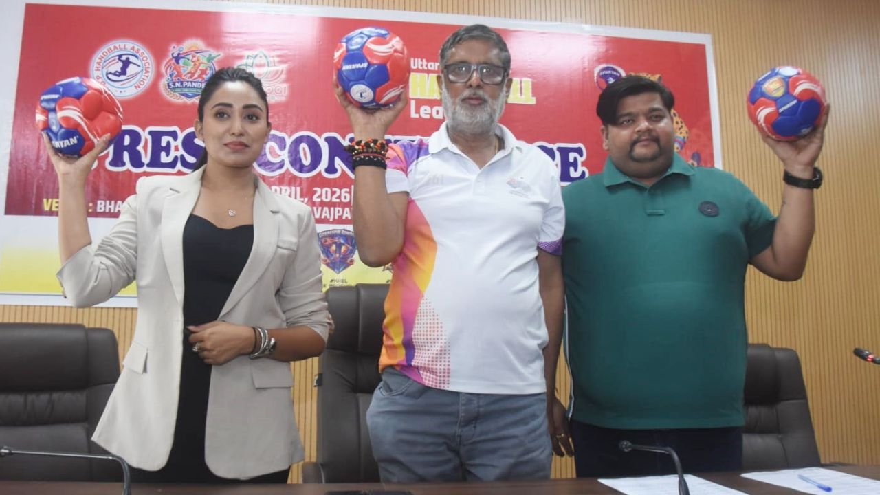 यूपी प्रो हैंडबॉल लीग की प्रेस कॉन्फ्रेंस में शामिल ब्रांड एंबेसडर सबिता कलवार और लीग के अधिकारी।