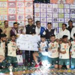 यूपी हैंडबॉल प्रो लीग की चैंपियन टीम मथुरा ब्रज स्टार ट्रॉफी के साथ