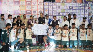यूपी हैंडबॉल प्रो लीग की चैंपियन टीम मथुरा ब्रज स्टार ट्रॉफी के साथ