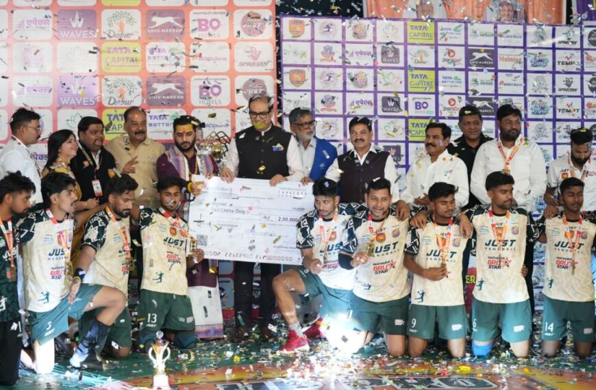 यूपी हैंडबॉल प्रो लीग की चैंपियन टीम मथुरा ब्रज स्टार ट्रॉफी के साथ