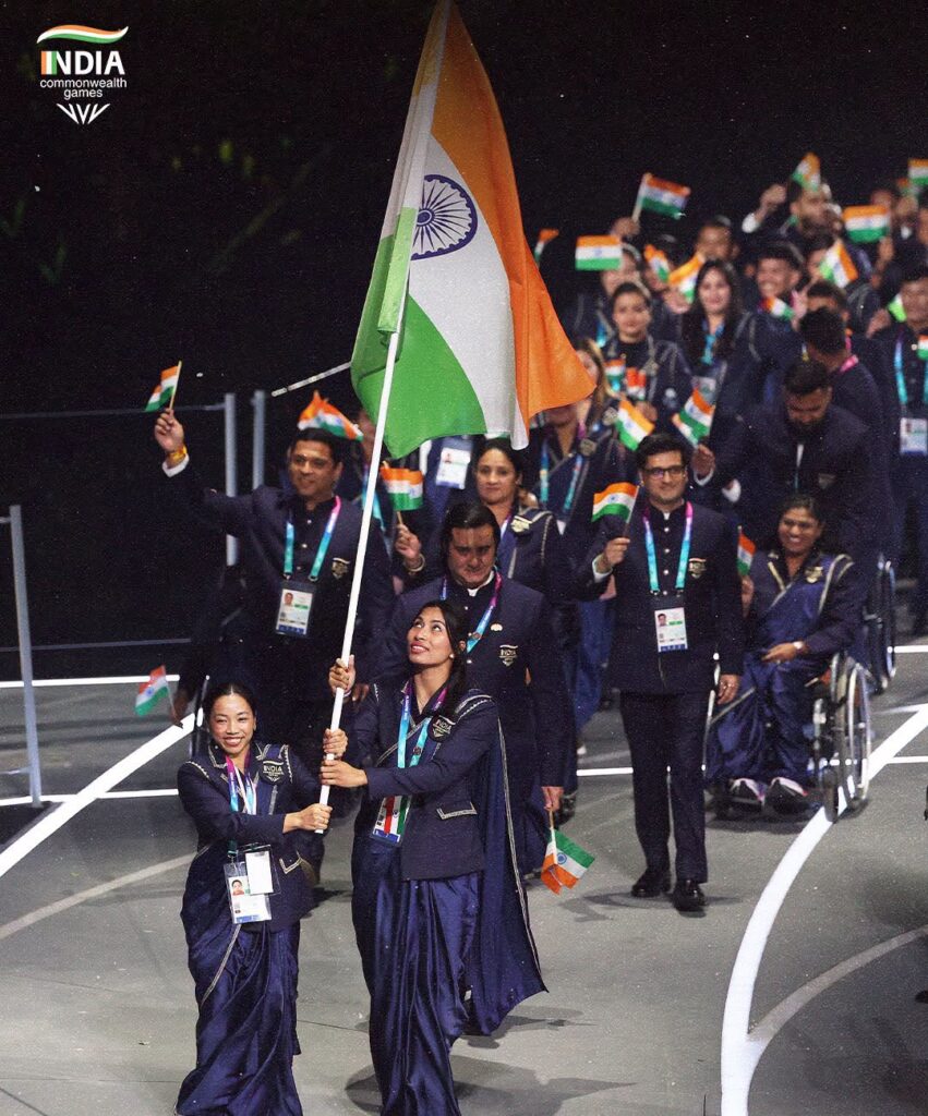 नई दिल्ली/ग्लासगो।
ग्लासगो में कॉमनवेल्थ खेलों का शानदार आगाज हुआ। हाइड्रो स्टेडियम (OVO
Hydro Arena) में भारतीय दल ने वेटलिफ्टर मीराबाई चानूै और लवलीना के
नेतृत्व में तिरंगे के साथ मार्च पास्ट किया। भारतीय दल इस बार अपने अब तक के
सर्वश्रेष्ठ प्रदर्शन के इरादे से पहुंचा है। शुक्रवार को मुकाबले शुरू हो गए और भारतीय
एथलीट्स ने अपने अभियान की जीत के साथ की।
हायड्रो एरिना में जब 126 सदस्यीय भारतीय दल ने प्रवेश किया, तो पूरा स्टेडियम
तालियों की गड़गड़ाहट से गूंज उठा। टोक्यो ओलंपिक पदक विजेता मीराबाई चानू के हाथों
में तिरंगा लहरा रहा था तो लवलीना बोरगोहेन के हाथों में 'किंग्स बैटन' (King's
Baton)थी।
ब्रिटेन के राजा किंग चार्ल्स तृतीय की मौजूदगी में इस भव्य उद्घाटन समारोह में
भारतीय दल की एंट्री सबसे खास रही। कभी ब्रिटिश औपनिवेशिक साए में शुरू हुए इन
खेलों के मंच पर भारत पदक तालिका में शीर्ष तीन में अपनी मौजूदगी दर्ज कराने
उतरेगा। बीते दो दशकों में भारतीय एथलीटों ने अपने प्रदर्शन में लगातार सुधार किया हो।
इन खेलों से एशियन गेम्स के लिए भी मजबूती मिलेगी।
भारत का पदकों में चौथा स्थान
सर्वकालिक पदक तालिका में भारत का चौथा रहा है। ऑस्ट्रेलिया, इंग्लैंड और कनाडा ही
भारत से ऊपर हैं।
ये सबसे बड़ी उम्मीद
मीराबाई चानू (वेटलिफ्टिंग), लवलीना बोरगोहेन (बॉक्सिंग) और नीरज चोपड़ा
(एथलेटिक्स) जैसे दिग्गजों से पदक की पूरी उम्मीद है।
-आंकड़ों की बानगी-
कुल पदक 564* (203 स्वर्ण, 190 रजत, 171 कांस्य)
सर्वश्रेष्ठ प्रदर्शन
दिल्ली 2010 (कुल 101 पदक 38 स्वर्ण, 27 रजत, 36 कांस्य)
पहला पदक किस खेल में आया?
भारत ने राष्ट्रमंडल खेलों में अपना पहला पदक 1934 (लंदन) में जीता था, जब
पहलवान राशिद अनवर ने कुश्ती (74 किग्रा फ्रीस्टाइल) में कांस्य पदक अपने नाम
किया था।
उड़न सिख का ऐतिहासिक स्वर्ण
महान धावक मिल्खा सिंह 1958 के कार्डिफ खेलों में स्वर्ण पदक जीतकर स्वतंत्र भारत
के पहले CWG गोल्ड मेडलिस्ट बने थे।
सबसे सफल एथलीट
पिस्टल शूटर जसपाल राणा राष्ट्रमंडल खेलों के इतिहास में भारत के सबसे सफल
खिलाड़ी हैं। उन्होंने 15 पदक (9 स्वर्ण, 4 रजत और 2 कांस्य) जीते हैं।
महिला एथलीटों का ऐतिहासिक आगाज़
1978 के एडमॉन्टन खेलों में बैडमिंटन खिलाड़ी अमी घिया और कंवल ठाकुर सिंह की
जोड़ी ने महिला युगल में कांस्य जीतकर इतिहास रचा था। वे CWG में पदक जीतने
वाली पहली भारतीय महिला खिलाड़ी थीं।